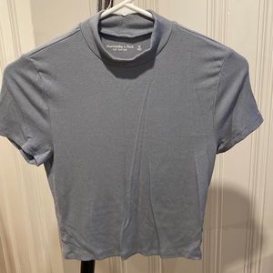 Like new! Women’s Abercrombie mock neck cropped t-shirt.